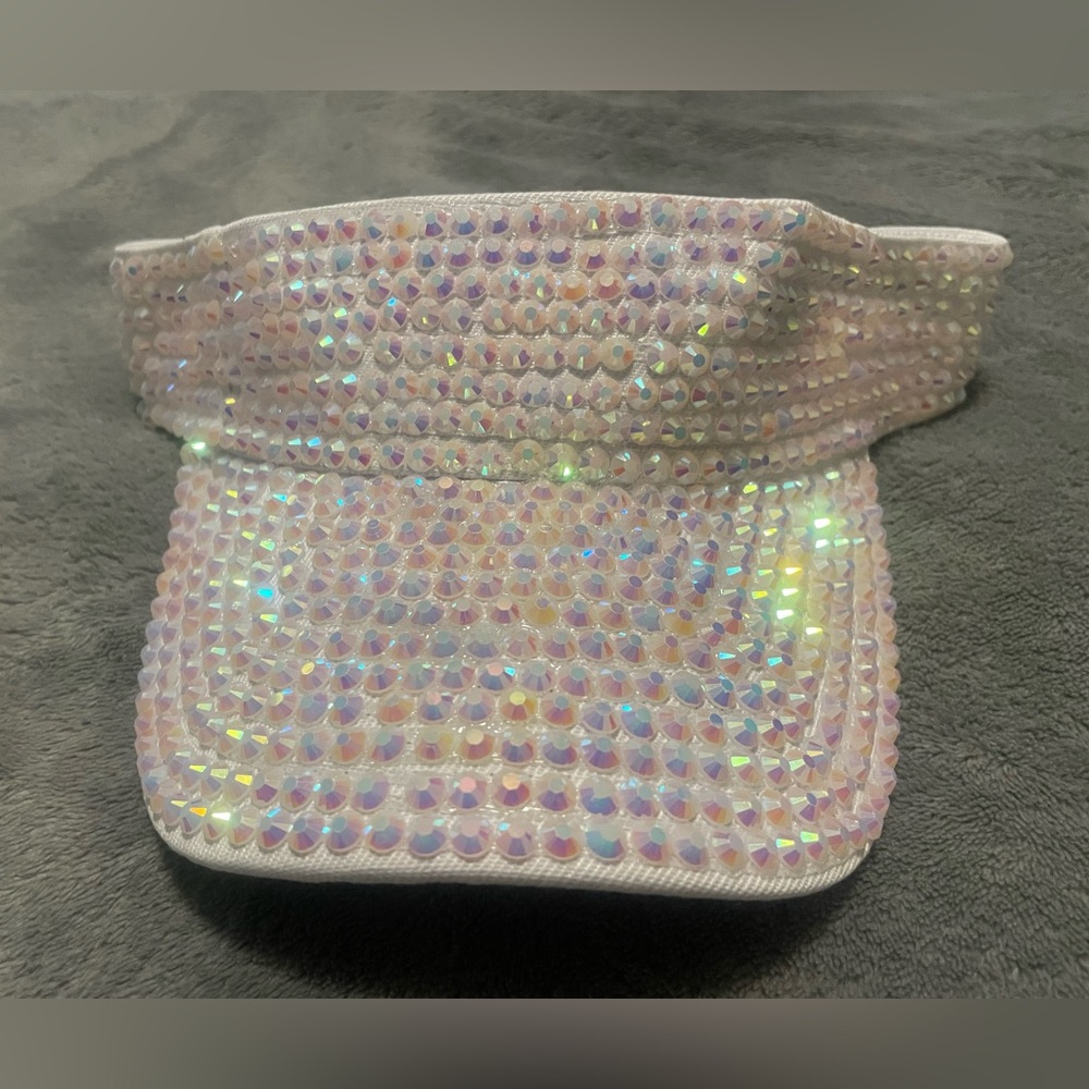 FREE w/purchase 🤑 💎💎 Be the most glamorous with this rhinestone studded visor